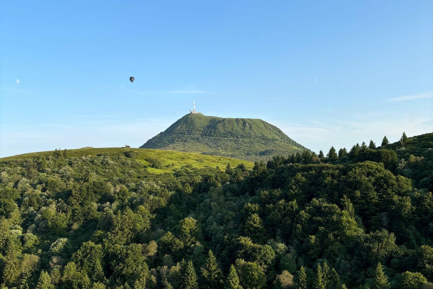 La Chaîne des Puys, au-dessus de Clermont-Ferrand